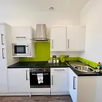 Fox House Studios, Aparthotel