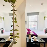 Fox House Studios, Aparthotel