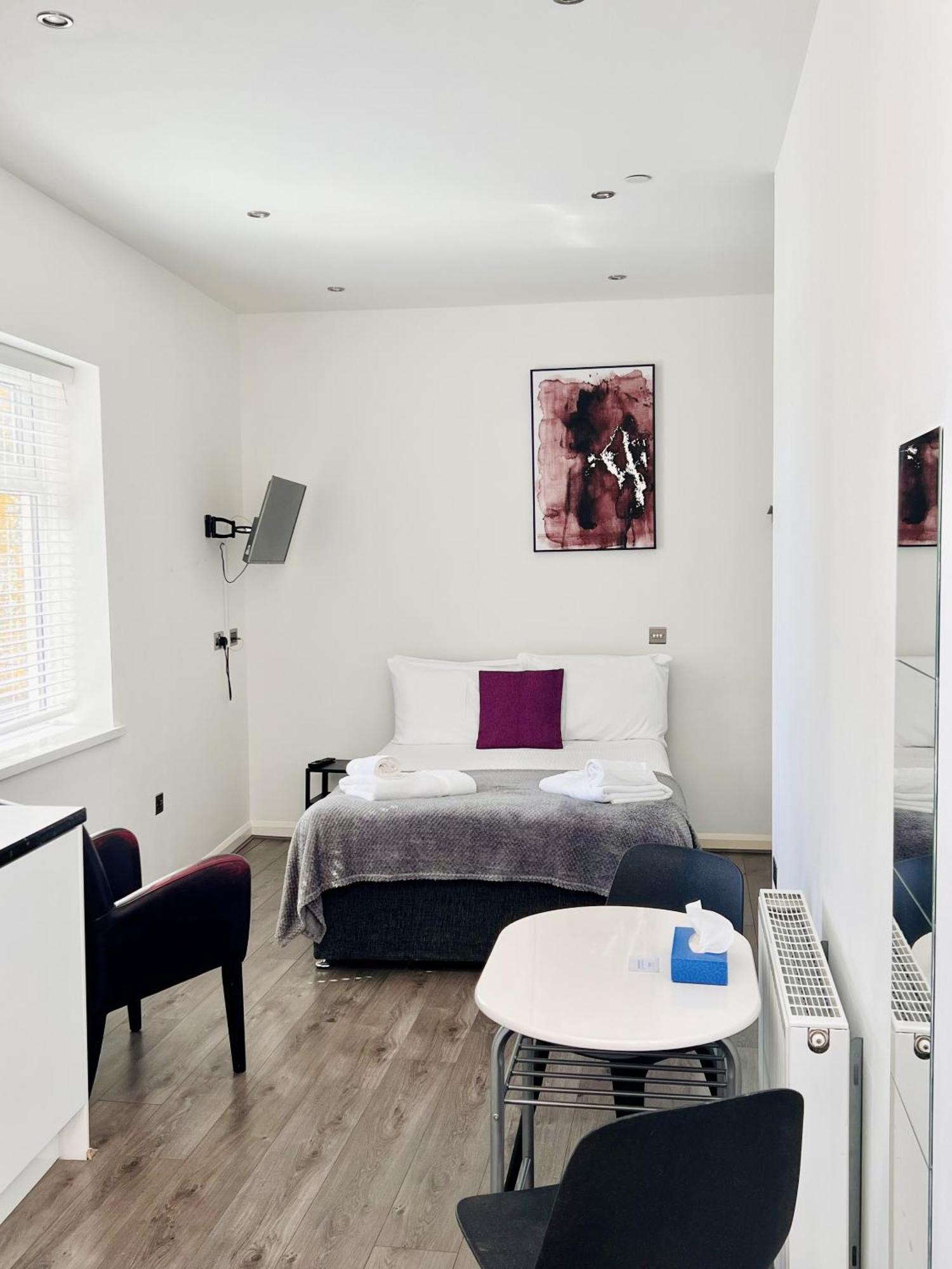 Fox House Studios, Aparthotel